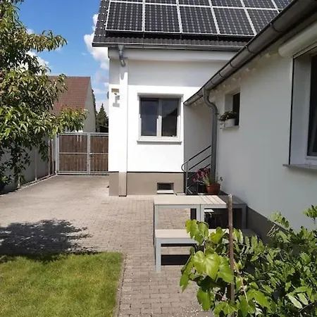 Mit Innenhof, Rasen Und Parkplatz Altlussheim