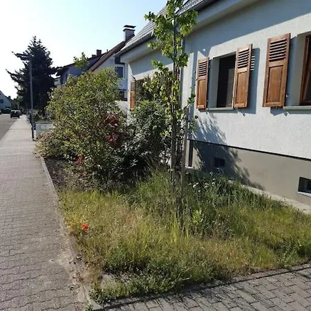 Mit Innenhof, Rasen Und Parkplatz * Altlussheim