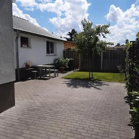 Mit Innenhof, Rasen Und Parkplatz