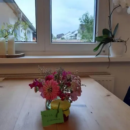 Mit Innenhof, Rasen Und Parkplatz 公寓