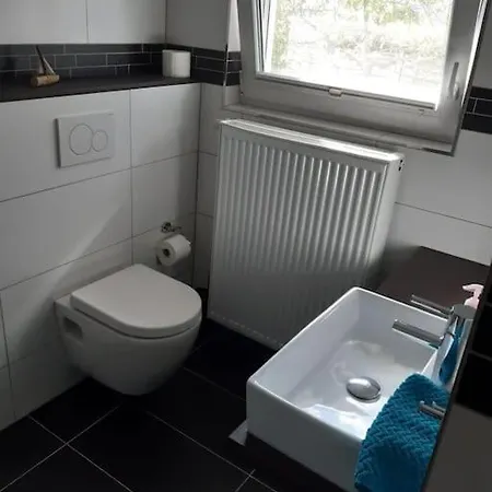 Mit Innenhof, Rasen Und Parkplatz