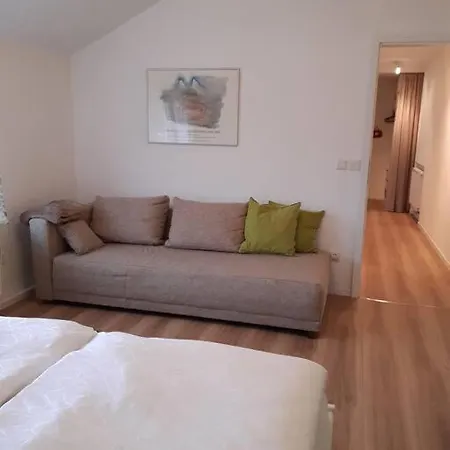 Mit Innenhof, Rasen Und Parkplatz 公寓 *