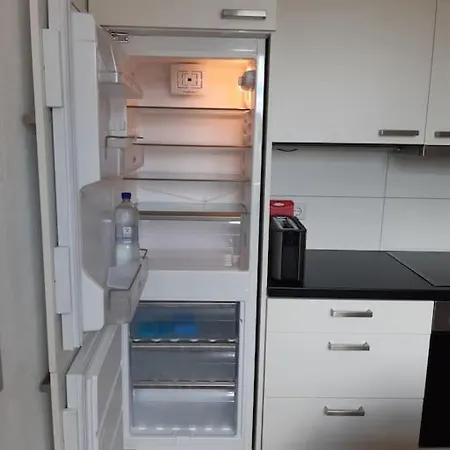 Mit Innenhof, Rasen Und Parkplatz Altlussheim