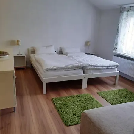 Mit Innenhof, Rasen Und Parkplatz Διαμέρισμα