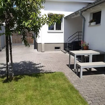 Mit Innenhof, Rasen Und Parkplatz * Altlussheim